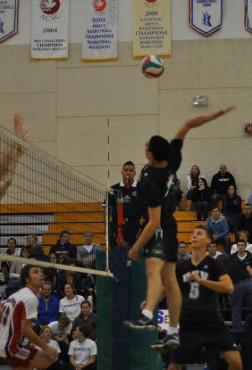 Men’s volleyball team splits weekend series against reigning national champions