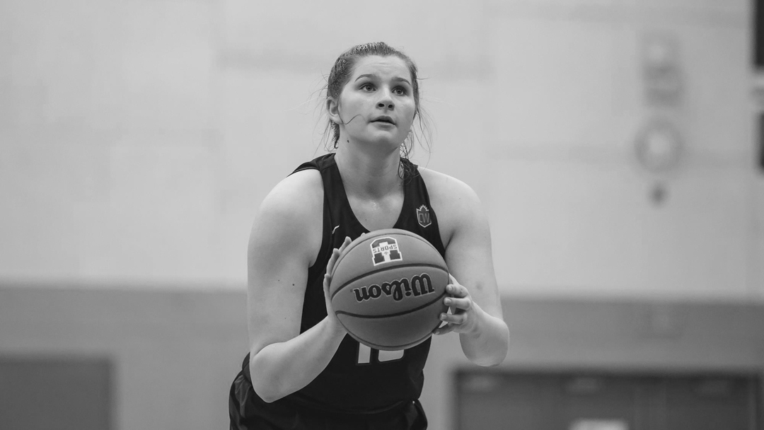 Photo of Julia Tuchscherer playing basketball