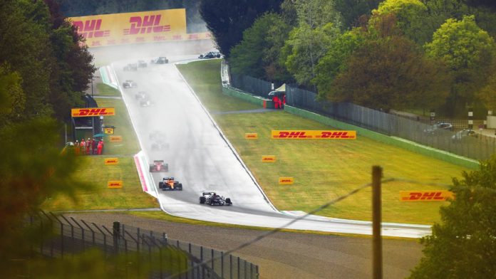 Photo of F1 cars racing